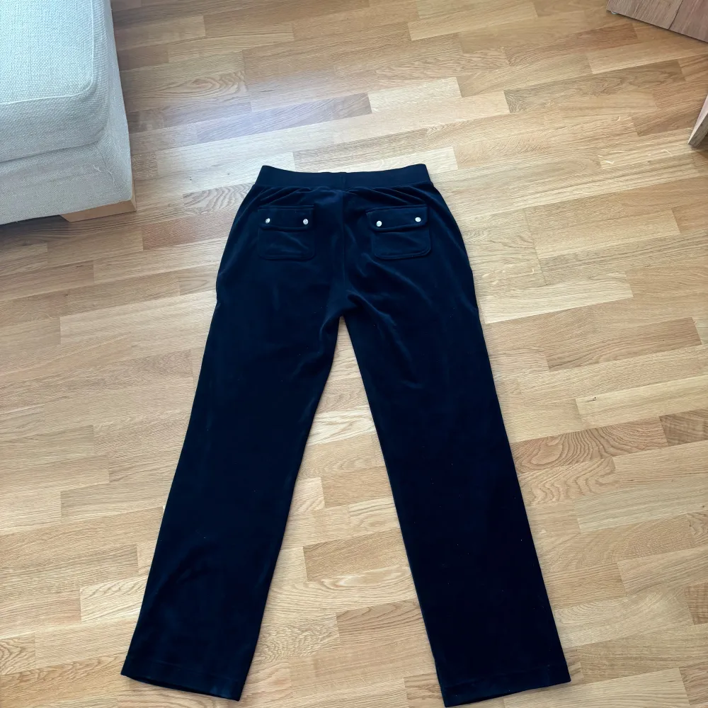 Blåa Juciy couture byxor i storlek L. Dom är i fint skick har använt dom väll men inga skador på dom. Använder inte längre och dom är förstora. Pris kan diskuteras.. Jeans & Byxor.