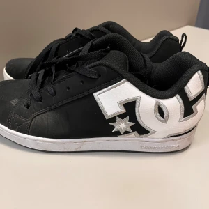 DC shoes - Dcskor i rätt bra skick. Säljer då de inte används. Storlek 41 men kan passera som 40. Kom dm för fler frågor osv
