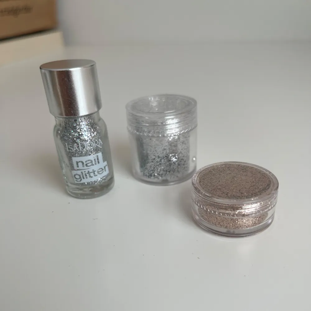 Lös glitter i silver och brons, kan användas som smink eller på naglar. De är använda så de är inte fulla. Skönhet.