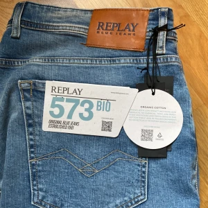 Replay - Säljer nu ett par skit snygga replay grover jeans då de inte passade mig. Jeansen har en snygg tvätt och snygga slitningar och är helt nya med lapparna kvar i. Hör av er vid minsta fråga 💯 