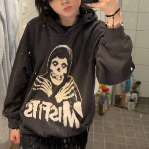 Misfits Hoodie - Misfits hoodie från h&m. Den e nt smutsig det är spegeln. Vet nt nypriset men säljer den för 150