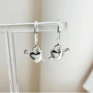 Handgjorda örhängen - Handgjorda örhängen●Följ :@ekjewelryofficial🤲 ● 💎Material- plastik ●Örhängeskrokar -rostfritt stål. Nickel fri. Längd -2cm.