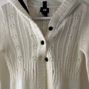 Stickad kofta💗  - Gulligt vit stickad kofta🤍Köptes second hand men har inte kommit till användning💗Defektfri och materialet är 20% mohair och 80% akryl💓Storleken är 146/152 men passar mig som har storlek S i toppar, pris går att diskutera🩷