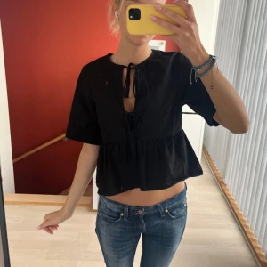 Peplum topp med snörning  - Trendig och slutsåld topp! Så snygg, nyskick 