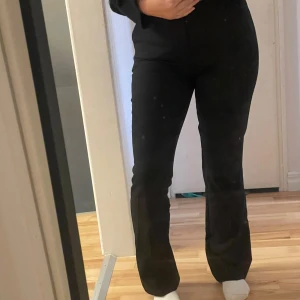 Svarta kostymbyxor - Vanliga svarta kostymbyxor som jag inte använder då dom är lite stora