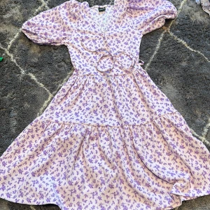 Lila klänning  - 79cm, bra skick är lite syd men är enkel att ta bort🥰
