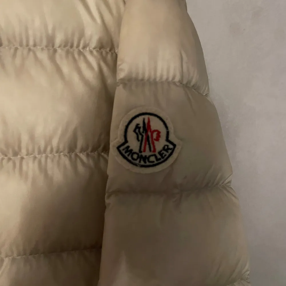 Beige moncler jacka i strl 2, passar mig som har S i jackor. Köpt här på Plick💗pris kan diskuteras. Jackor.