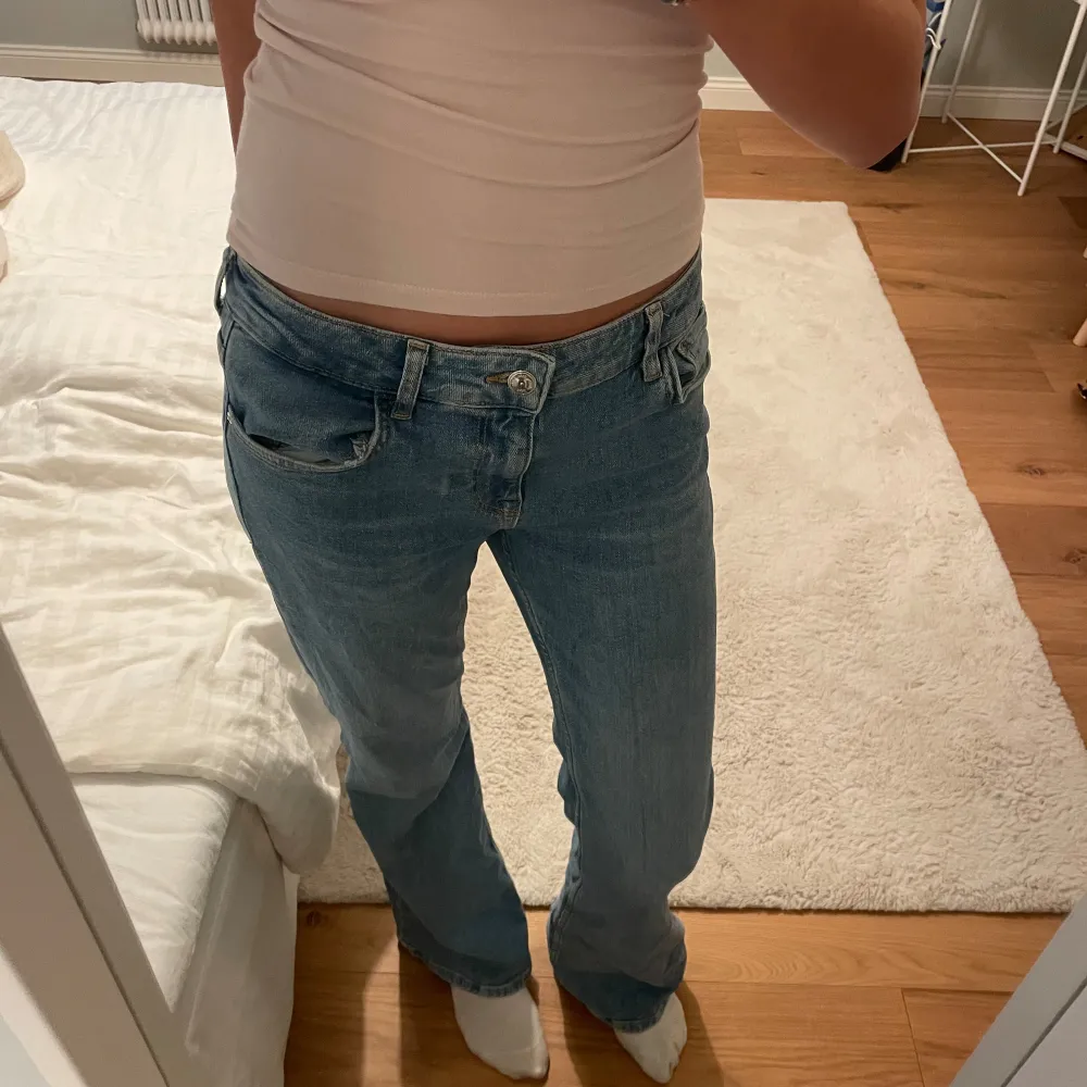 Skitsnygga lowwaist Bootcut jeans från zara. Nästan aldrig använda, två hål klippta på insidan av midjan men inget som påverkar eller syns💗strl 38 men skulle säga att de även passar 34-36🙏🏻 pris går att diskutera. Jeans & Byxor.