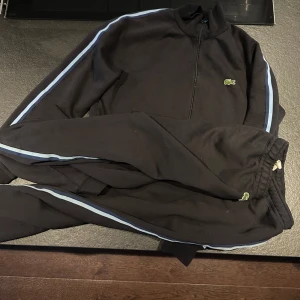 Lacoste dress - Lacostedress där den övre delen är storlek M och den under delen storlek L. Byxorna kan öppnas och är inte stängda där nere