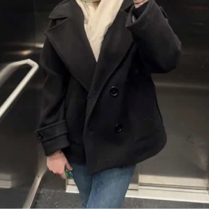 Kappa - Säljer denna populära designbysi kappan. Den saknar en knapp och därav ett billigt pris, men inget man tänker på🥰 nypris är 800kr