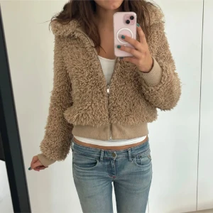 Teddy jacka - Säljer denna fina teddy jacka då den inte passar mig, jätte bra skick! Skriv vid frågor💕🧸(första två lånade bilder)