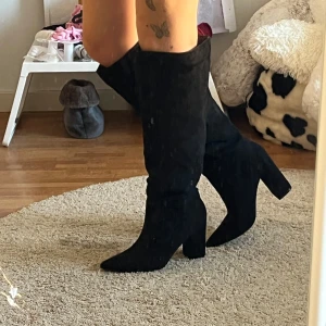 Stövlar med klack  - Superfina populära stövlar i mocka imitation från Nelly! Aldrig använda ute så bara testade inomhus💕Säljer då dom inte kommer till någon användning💕 Nyskick!💕