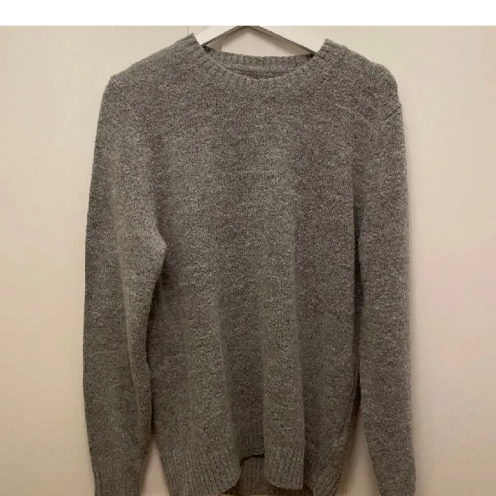 Stickad ull tröja från massimo dutti, nypris 799kr. Skick 10/10 då den är knappt använd. . Stickat.