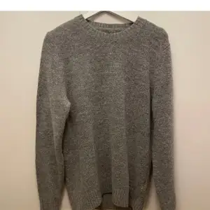 Stickad ull tröja från massimo dutti, nypris 799kr. Skick 10/10 då den är knappt använd. 