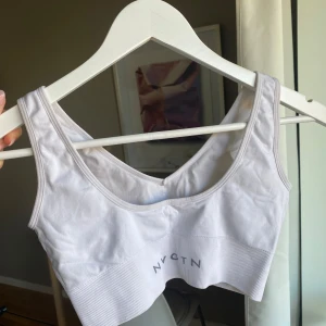 Sport-bh - Vit sport-bh från NVGTN. Använd 1-2 gånger. Inläggen är uttagna. Storlek S.