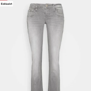 Ltbjeans - Bra skick. Lite slitningar längst ner. Köpta för 950kr