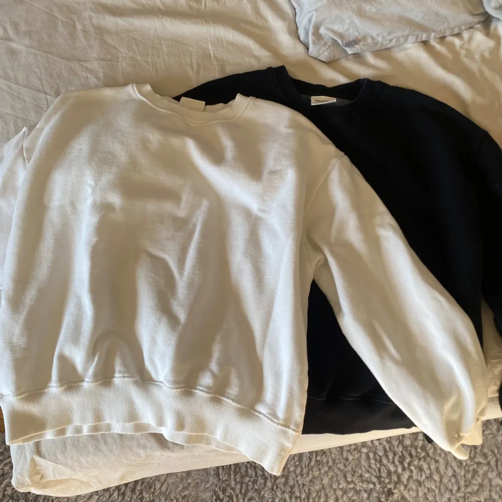 Två sweatshirt den Pull&bear som är i jättebra skick. Säljer dem i ett pack så man får med båda två. De har plagglängden 53cm och bröstbredden 52cm. Hoodies.