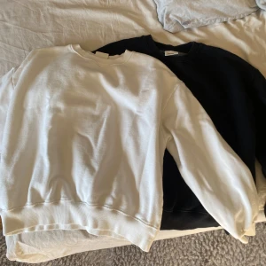 Sweatshirt  - Två sweatshirt den Pull&bear som är i jättebra skick. Säljer dem i ett pack så man får med båda två. De har plagglängden 53cm och bröstbredden 52cm