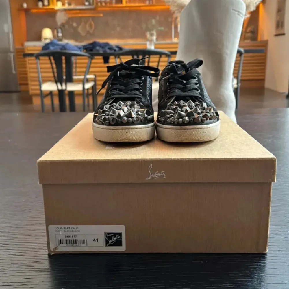 Säljer nu dessa sjukt snygga Christian Louboutin för endast 3800kr de är i bättre skick än på bilderna. Storlek 42. Det som kommer med är nya skosnören samt en box fast som är till ett par andra loubs. Ny pris 17 000kr. Skor.