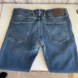 Replay Anbass jeans  - Tjena, säljer mina Replay Jeans  i den trendiga modellen Anbass. Jeansen är knappt använda, cond 9,5/10. Nypris: 1899kr, hör av er vid minsta intresse//Vilmer  