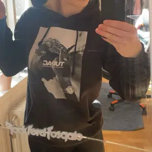 En tupac hoodie som är väldigt bekväm och sitter väldigt snyggt. Den har sina små slitage här och där men inget man lägger märke till.