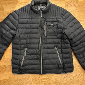 Jacka - Säljer min hansen & jacob jacka  Använd 1 gång. Väldigt ovanlig finns inte o köpa ny längre. Det är xxl men jag tycker att den sitter på som en L jacka