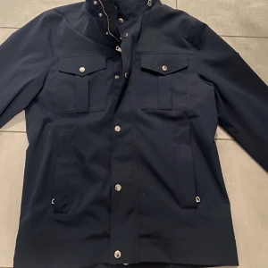 J Lindeberg Bailey jacket - Knappt använd, nypris 3400, säljer för 2000. Säljer då den är för stor.  