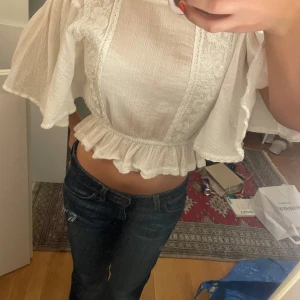 Vit blus - Supergullig blus som jag tyvärr bara använt en gång! Jättefina detaljer och broderingar💕