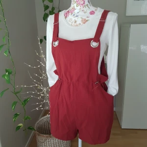 Romper med fickor och dragskor i midjan - Använd en gång. Lite tjockare, mörkrött bomullstyg. Passar S/M. Tröjan ingår ej! ~ STOR rensning & klänningsbonanza i min shop ~ Välj 5 för 100kr oavsett pris, skicka medd/lämna som prisförslag (gäller där det står) ~