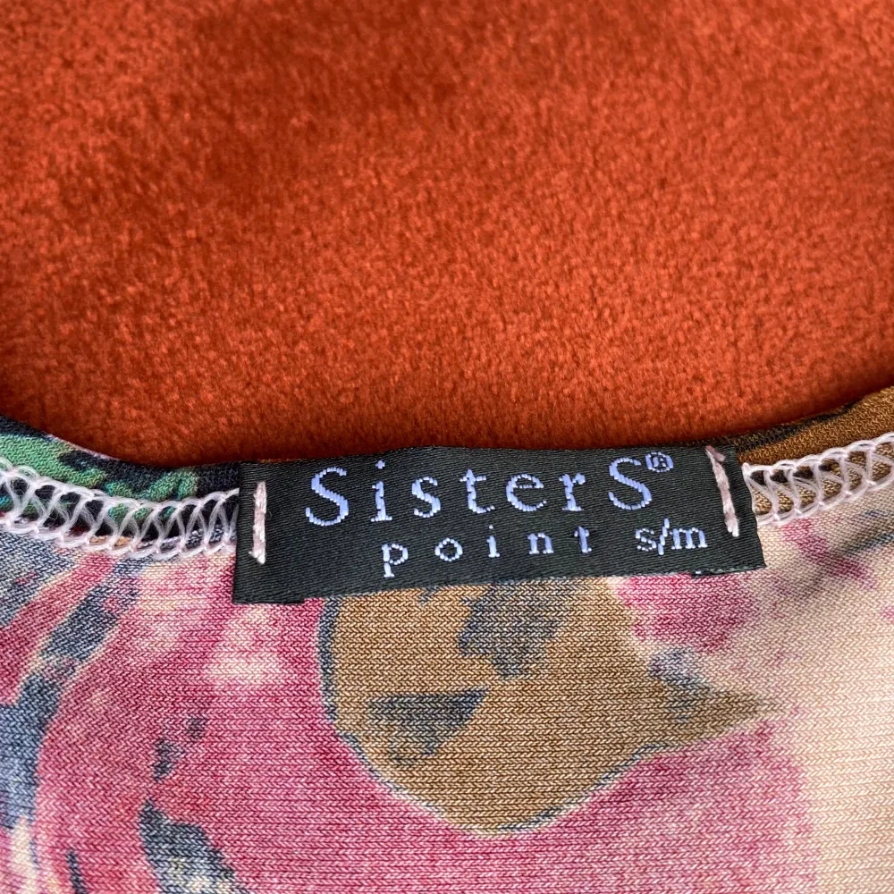 Figurnära topp med knytband i rygg. Sisters point Längd: 56 cm Armhåla till armhåla: 50 cm 92% polyester 8% elastan   Inga bilder när den sitter på mig! Katter finns i hemmet. Toppar.