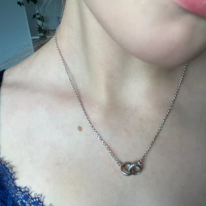 Silver halsband - Jättefint halsband! Knappt använd och säljer för att jag har bytt till guld, vet ej vart de kommer ifrån för att jag fick de i present 💝 