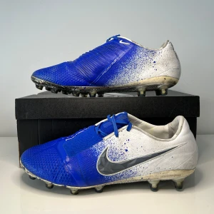 Nike fotbollsskor - Nike Phantom Venom Elite 💙 sällsynta och eftertraktade skor! Sparsamt använda de är i väldigt bra skick och de är konstgräsdobbar