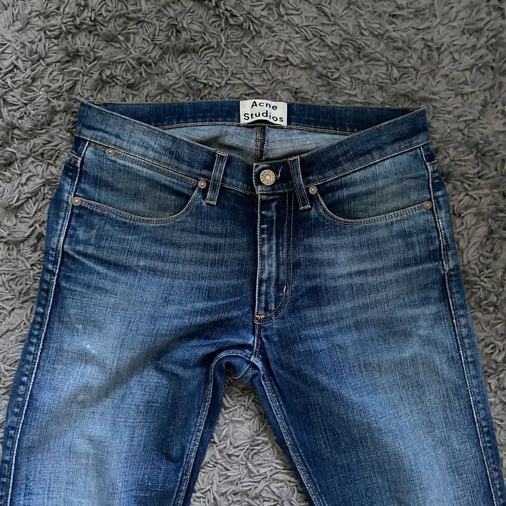 Tjenare! Säljer mina jeans från acne studios som är i storlek W28 L32 eftersom de inte passar mig längre. Det är bara att skicka ett DM om du har några frågor. De passar även W29. Jeans & Byxor.