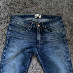 Tjenare! Säljer mina jeans från acne studios som är i storlek W28 L32 eftersom de inte passar mig längre. Det är bara att skicka ett DM om du har några frågor. De passar även W29