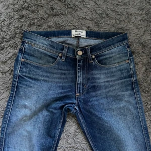 Acne jeans - Tjenare! Säljer mina jeans från acne studios som är i storlek W28 L32 eftersom de inte passar mig längre. Det är bara att skicka ett DM om du har några frågor. De passar även W29