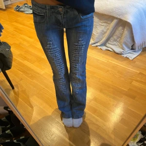 Olagligt snygga jeans  - Lågmidjade jeans med slitningar❤️❤️❤️‍🔥❤️‍🔥❤️‍🔥❤️‍🔥❤️‍🔥❤️‍🔥❤️‍🔥 Midjemått-36 cm tvärs över  Innerbenslängd-82 cm   Jag är 170❣️❣️