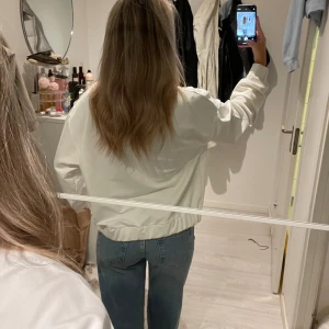 Vit tygjacka  - Vet inte vad man ska kalla de men de är tunt tyg så kanske inte någon jacka💓 köpte den i L för att ha den oversized men har bara glömt av att använda den💕helt ny