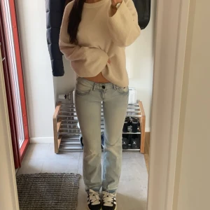 tommy hilfiger jeans - säljer nu mina vintage tommy hilfiger jeans för dem tyvärr inte kommer till användning, sitter bra på mig som är 1,65💞pris kan diskuteras vid smidig affär💞💞