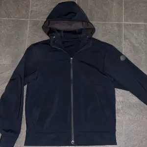 Moncler soft shell jacka size 2 (M) i fint skick, black badge, perfekt höst jacka.