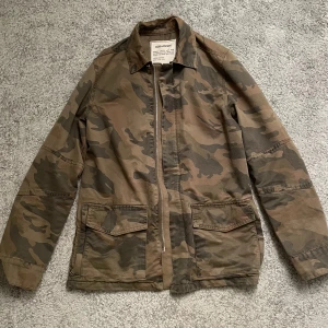 Camouflagejacka från Zadig & Voltaire - Säljer en camouflagejacka från Zadig & Voltaire. Storlek S. Den har en snygg dragkedja framtill och praktiska fickor. Perfekt för en avslappnad och trendig look. Jackan är i nyskick och endast använd fåtal gånger. Nu är den redo för nya äventyr!