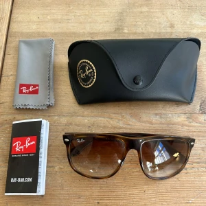 RAYBAN BOYFRIEND - Säljer dessa riktigt schyssta RAYBAN- Boyfriend brillorna i mest eftertraktade färgen. Fint skick, några minirepor som knappt syns. 9/10 skick. Ingår allt og på bilderna. Nypris 1980kr. Modell: RB 4147 710/51. Hör av er vid frågor eller så!👍