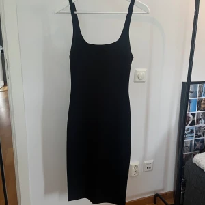 Svart klänning  - Svart klänning från Zara. Den är figursydd. Slutar strax under knäna. Jätte bekväm verkligen! Passar till alla tillfällen! Storlek Small. 