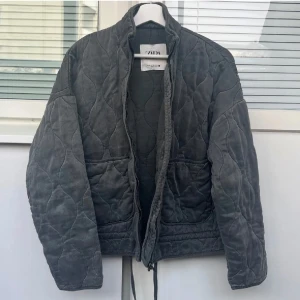 Grå jacka zara - Fin struktur jacka från zara. Perfekt höstjacka, fint skick. 