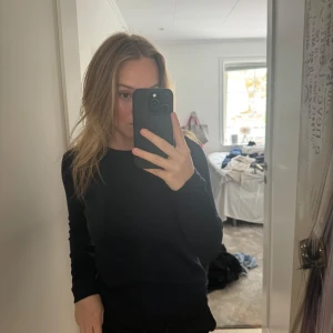 Svart långärmad tröja från Massimo Dutti - Säljer en stilren och klassisk svart långärmad tröja från Berkeley . Perfekt för både vardag och lite finare tillfällen. Tröjan är i nyskick och har en normal passform. Supermjuk och bekväm att ha på sig! I merinoull