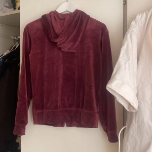 Tröja  - En skön och mjuk tröja, med dragkedja och luva 