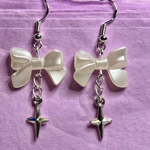 Cute bows🎀🤍 - Söta örhängen gjorda av mig. I sterling silver🎀🤍