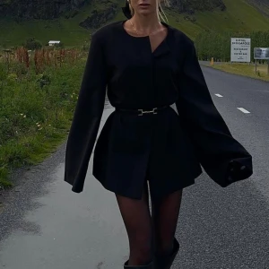 kavaj/kappa/blazer - säljer denna ursnygga kavajen/blazern från hanna schönbergs kollektion för nakd, helt slutsåld. Storlek 36 men oversized, aldrig använd. supersnygg. Nypris 899kr 🤍 men säljer för högre pga efterfrågad