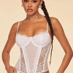 Vit korsett - Säljer denna vita korsett i storlek M men som sitter som en S. Passar ej så fler bilder finns inte