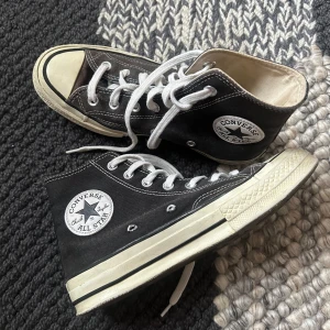 Converse  - Storlek 37.5, finns tecken på användning! Ok skick! 