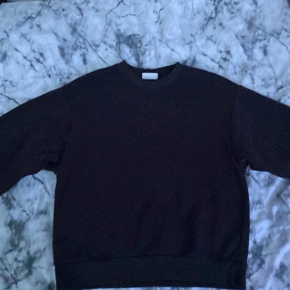 Säljer en brun sweatshirt från Gina Tricot, basically basics-kollektionen. Den är i storlek S och har en klassisk rund halsringning. Tröjan är långärmad med ribbade muddar vid ärmslut och nederkant. Perfekt för en avslappnad stil!. Neuletakit & Villapaidat.